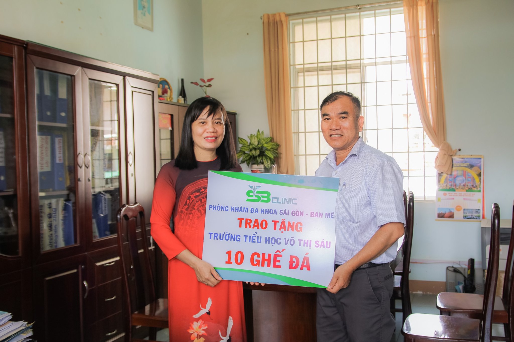 Sài Gòn - Ban Mê trao tặng 10 ghế đá cho trường Tiểu học Võ Thị Sáu